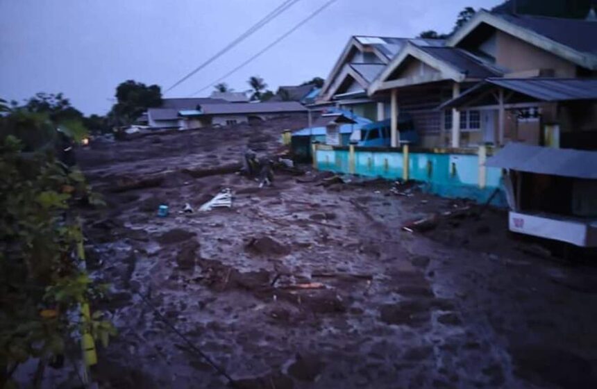 Banjir bandang di Kelurahan Rua, Kota Ternate, Maluku Utara, Minggu (25/8/2024). Foto: X @InfoFPMKI