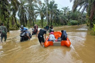 Tim reaksi cepat dikerahkan bersama Badan Penanggulangan Bencana Daerah (BPBD) Kabupaten Aceh Singkil, mengevakuasi warga terdampak banjir di wilayah setempat menggunakan perahu karet, pada Minggu (11/8/2024). Foto: BPBD Kabupaten Aceh Singkil