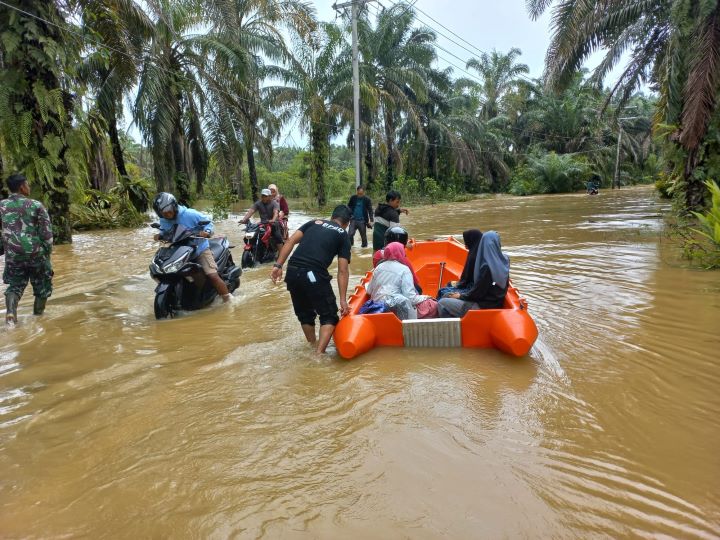 Tim reaksi cepat dikerahkan bersama Badan Penanggulangan Bencana Daerah (BPBD) Kabupaten Aceh Singkil, mengevakuasi warga terdampak banjir di wilayah setempat menggunakan perahu karet, pada Minggu (11/8/2024). Foto: BPBD Kabupaten Aceh Singkil