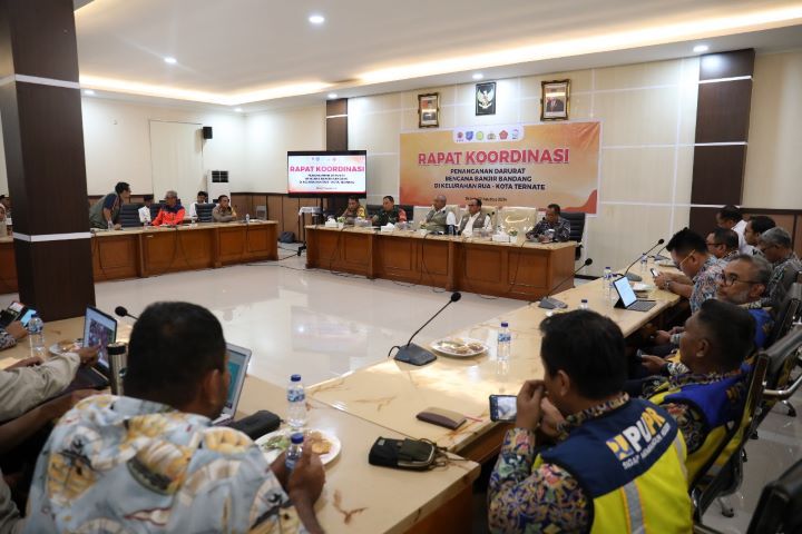 Rapat koordinasi Posko hari kedua di Kantor Wali Kota Ternate pada Rabu (28/7/2024). Pendampingan BNPB terhadap Posko di fase tanggap darurat pascabanjir bandang di Kelurahan Rua, Kecamatan Pulau Ternate, Kota Ternate, Maluku Utara. Foto: Ist