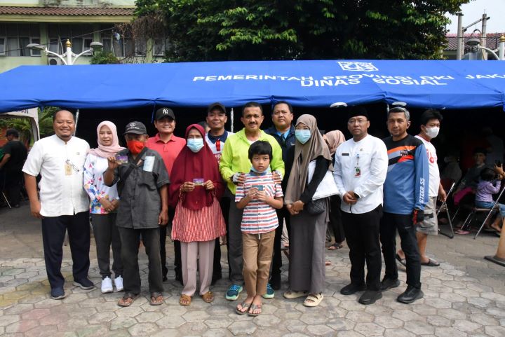 Wali Kota Jakarta Timur (Jaktim), M. Anwar (jaket hijau) dalam kegiatan penyerahan bantuan sosial (Bansos) Kartu Anak Jakarta (KAJ), Kartu Lansia Jakarta (KLJ) dan Kartu Penyandang Disabilitas Jakarta (KPDJ) untuk warga kurang mampu di halaman Kantor Kelurahan Klender, pada Jumat (16/8/2024). Foto: Ist