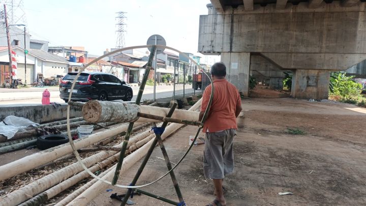 ejumlah batang pohon pinang dibuat oleh pedagang untuk dijual pada pembeli jelang perayaan HUT Kemerdekaan RI di Jalan Raya Kalimalang, Kelurahan Cipinang Melayu, Kecamatan Makasar, Jakarta Timur, Jumat (9/8/2024). Foto: Ist