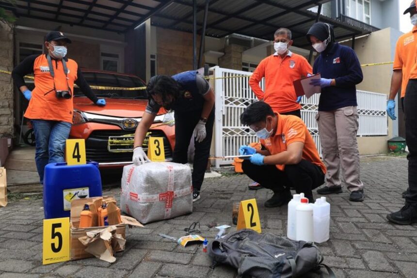 Beberapa barang bukti yang diamankan dari penggeledahan rumah tersangka di Kota Batu. Foto: humas polri