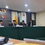 Anggota Bawaslu DKI Jakarta, Benny Sabdo (kedua dari kiri) saat memimpin sidang.(Foto dok ipol.id)