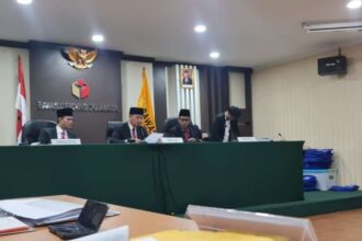 Anggota Bawaslu DKI Jakarta, Benny Sabdo (kedua dari kiri) saat memimpin sidang.(Foto dok ipol.id)