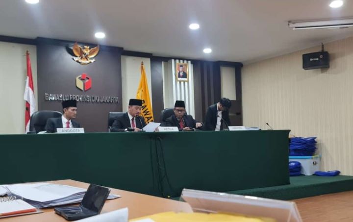 Anggota Bawaslu DKI Jakarta, Benny Sabdo (kedua dari kiri) saat memimpin sidang.(Foto dok ipol.id)