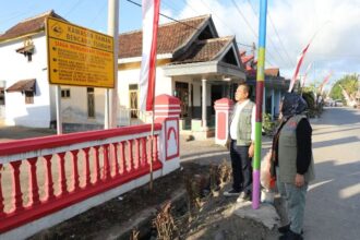 Deputi Bidang Pencegahan BNPB, Dra. Prasinta Dewi (kemeja hitam dsn rompi) didampingi Direktur Kesiapsiagaan BNPB Drs. Pangarso Suryotomo saat meninjau rambu dan papan informasi rawan tsunami di permukiman dan wisata pantai di Sumberagung, Kabupaten Banyuwangi, Jawa Timur, Senin (26/8/2024). Foto: Ist