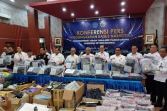 Kepala Badan Narkotika Nasional (BNN) RI, Komjen Marthinus Hukom (tengah) didampingi Deputi Pemberantasan BNN RI, Irjen Pol I Wayan Sugiri bersama jajaran Direktorat Jenderal Bea dan Cukai menunjukkan barang bukti dalam pengungkapan kasus peredaran gelap narkotika jenis ganja (varian rasa) seberat 113,65 Kilogram (Kg) jaringan internasional di kantor pusat Bea dan Cukai Jakarta, Senin (5/8/2024) siang. Foto: Joesvicar Iqbal/ipol.id