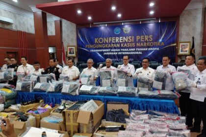 Kepala Badan Narkotika Nasional (BNN) RI, Komjen Marthinus Hukom (tengah) didampingi Deputi Pemberantasan BNN RI, Irjen Pol I Wayan Sugiri bersama jajaran Direktorat Jenderal Bea dan Cukai menunjukkan barang bukti dalam pengungkapan kasus peredaran gelap narkotika jenis ganja (varian rasa) seberat 113,65 Kilogram (Kg) jaringan internasional di kantor pusat Bea dan Cukai Jakarta, Senin (5/8/2024) siang. Foto: Joesvicar Iqbal/ipol.id