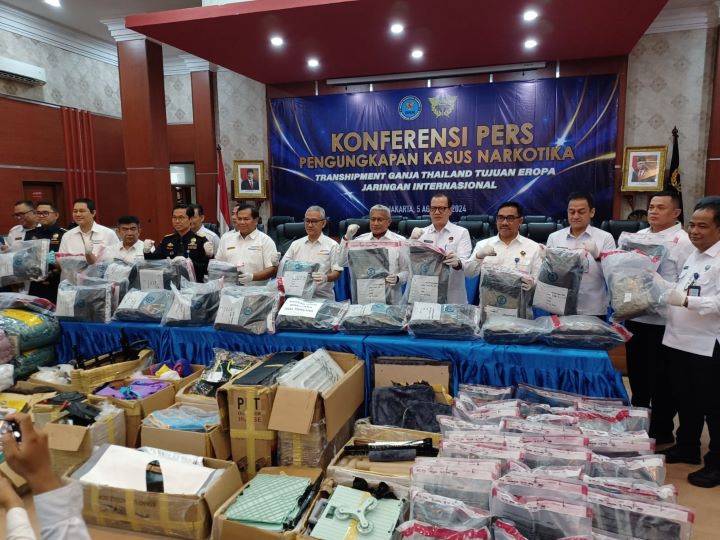 Kepala Badan Narkotika Nasional (BNN) RI, Komjen Marthinus Hukom (tengah) didampingi Deputi Pemberantasan BNN RI, Irjen Pol I Wayan Sugiri bersama jajaran Direktorat Jenderal Bea dan Cukai menunjukkan barang bukti dalam pengungkapan kasus peredaran gelap narkotika jenis ganja (varian rasa) seberat 113,65 Kilogram (Kg) jaringan internasional di kantor pusat Bea dan Cukai Jakarta, Senin (5/8/2024) siang. Foto: Joesvicar Iqbal/ipol.id