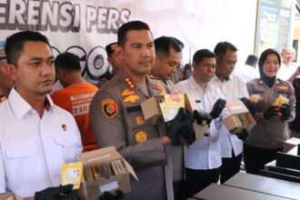 Polisi menunjukkan barang bukti dan tersangka kasus pencurian data warga Bogor> Foto: Ist