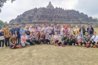 Tim Survei pemasangan Chattra di Candi Borobudur.