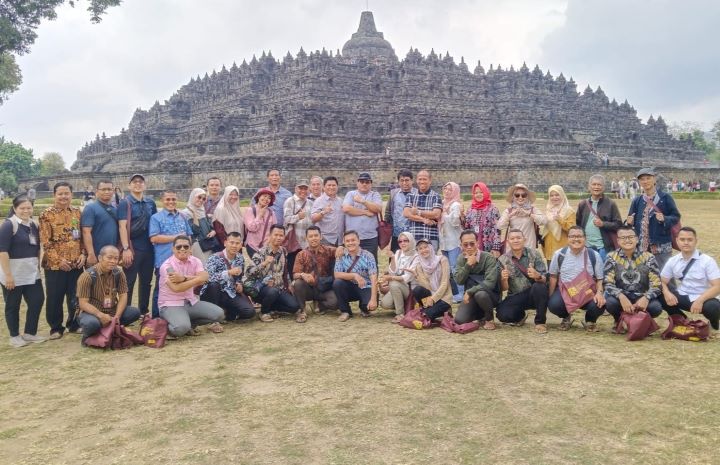 Tim Survei pemasangan Chattra di Candi Borobudur.