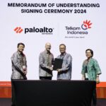 Direktur Strategic Portfolio Telkom Budi Setyawan Wijaya (kedua dari kanan), Direktur Enterprise & Business Service Telkom FM Venusiana R (paling kanan), President of Palo Alto Networks JAPAC Simon Green (kedua dari kiri), dan Country Manager Palo Alto Networks Indonesia Adi Rusli (paling kiri) pada penandatanganan Nota Kesepahaman (MoU) antara Telkom dan Palo Alto Networks, beberapa waktu lalu. Foto: Telkom Indonesia