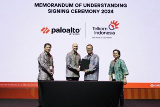 Direktur Strategic Portfolio Telkom Budi Setyawan Wijaya (kedua dari kanan), Direktur Enterprise & Business Service Telkom FM Venusiana R (paling kanan), President of Palo Alto Networks JAPAC Simon Green (kedua dari kiri), dan Country Manager Palo Alto Networks Indonesia Adi Rusli (paling kiri) pada penandatanganan Nota Kesepahaman (MoU) antara Telkom dan Palo Alto Networks, beberapa waktu lalu. Foto: Telkom Indonesia