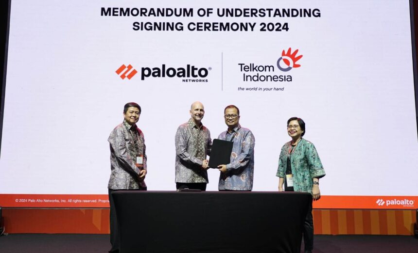 Direktur Strategic Portfolio Telkom Budi Setyawan Wijaya (kedua dari kanan), Direktur Enterprise & Business Service Telkom FM Venusiana R (paling kanan), President of Palo Alto Networks JAPAC Simon Green (kedua dari kiri), dan Country Manager Palo Alto Networks Indonesia Adi Rusli (paling kiri) pada penandatanganan Nota Kesepahaman (MoU) antara Telkom dan Palo Alto Networks, beberapa waktu lalu. Foto: Telkom Indonesia