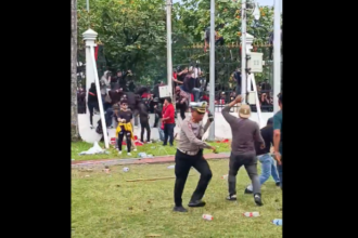 Tampak pendemo saat berhasil menjebol pagar Gedung MPR/DPR/DPD pada demonstrasi menolak revisi UU Pilkada. Foto: tangkapan layar X @itsme_ini