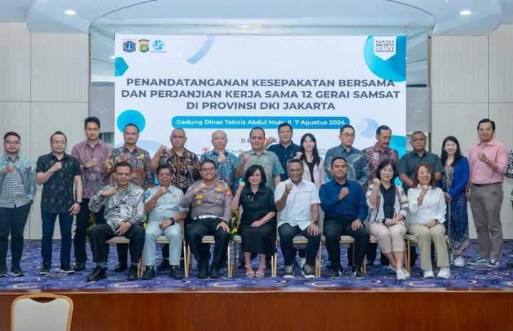 Direksi Bank DKI bersama petugas Samsat.(Foto dok Bank DKI)