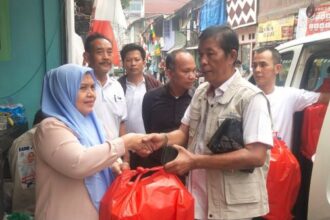 Kadin DKI Jakarta saat bagikan paket makan siang gratis untuk ratusan warga Kelurahan Manggarai, Kecamatan Tebet, Jaksel, Kamis (15/8/2024).(Foto dok pribadi)