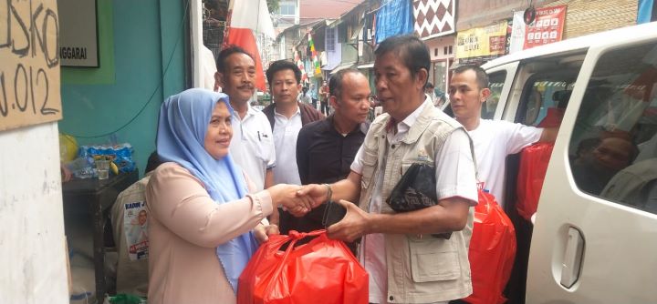 Kadin DKI Jakarta saat bagikan paket makan siang gratis untuk ratusan warga Kelurahan Manggarai, Kecamatan Tebet, Jaksel, Kamis (15/8/2024).(Foto dok pribadi)