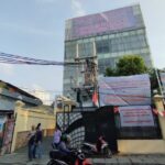 Warga dan pemilik Gedung PT Mitra Mata di Jalan Kali Pasir No 16, Kelurahan Cikini, Kecamatan Menteng, Jakarta Pusat, menolak rencana eksekusi yang akan dilakukan oleh Pengadilan Negeri Jakarta Pusat pada Rabu, 28 Agustus 2024. Foto: Ist