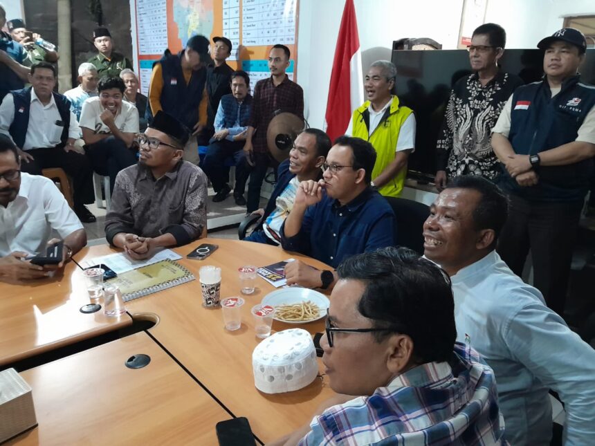 Anies Baswedan saat menghadiri kegiatan forum diskusi antar relawan di Sekertariat Maju Bersama Anies Baswedan, Jakarta Selatan, Rabu (31/7/2024) malam. Foto: Ist