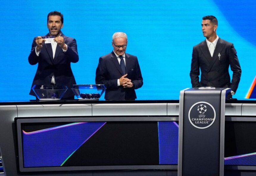 Gianluigi Buffon dan Cristiano Ronaldo pada undian Liga Champions 2024-2025 (Foto: The Irish Independent)