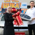 Irma Fajrin selaku pemenang Hyundai IONIQ di Electronic City, SCBD, untuk program LG "Electric Dragon". Foto: Ist