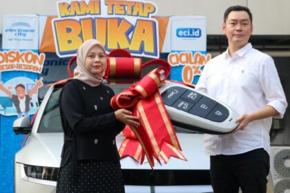 Irma Fajrin selaku pemenang Hyundai IONIQ di Electronic City, SCBD, untuk program LG "Electric Dragon". Foto: Ist