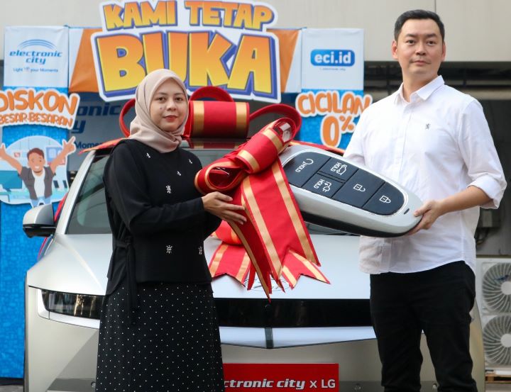 Irma Fajrin selaku pemenang Hyundai IONIQ di Electronic City, SCBD, untuk program LG "Electric Dragon". Foto: Ist