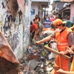 Wali Kota Jakarta Selatan (Jaksel), Munjirin turun langsung bersama ratusan Aparatur Sipil Negara (ASN) Jaksel dan sejumlah petugas penanganan prasarana dan sarana umum (PPSU) dalam kerja bakti massal pembersihan puing sisa-sisa kebakaran pemukiman di Jalan DR Sahardjo, Manggarai, Tebet, pada Sabtu (17/8/2024) siang. Foto: Ist