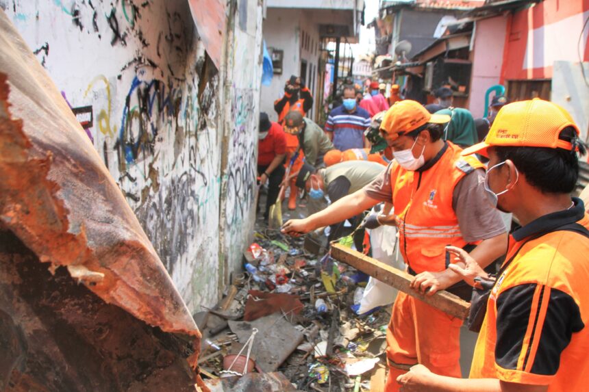 Wali Kota Jakarta Selatan (Jaksel), Munjirin turun langsung bersama ratusan Aparatur Sipil Negara (ASN) Jaksel dan sejumlah petugas penanganan prasarana dan sarana umum (PPSU) dalam kerja bakti massal pembersihan puing sisa-sisa kebakaran pemukiman di Jalan DR Sahardjo, Manggarai, Tebet, pada Sabtu (17/8/2024) siang. Foto: Ist