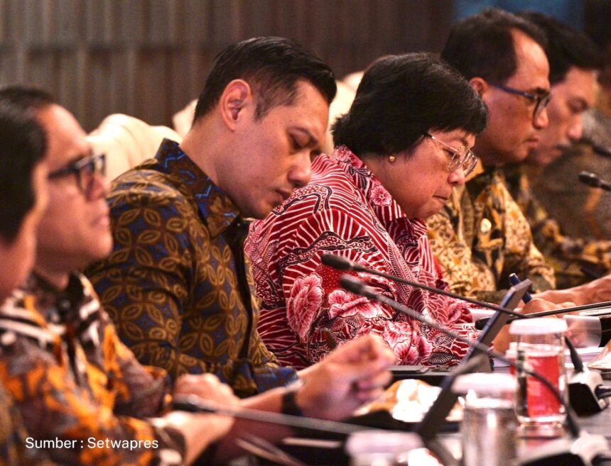 Menteri (ATR/BPN), Agus Harimurti Yudhoyono (AHY) mengikuti Sidang Kabinet Paripurna yang dipimpin Presiden Republik Indonesia (RI), Joko Widodo di Istana Garuda, Ibu Kota Nusantara (IKN). Foto: Dok/(ATR/BPN)