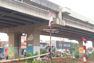 Lomba jalan pinang bertajuk Zetem Games digelar warga RW 02, Kelurahan Cipinang Melayu, Kecamatan Makasar, Jakarta Timur, di aliran Kalimalang, pada Sabtu (17/8/2024). Foto: Ist