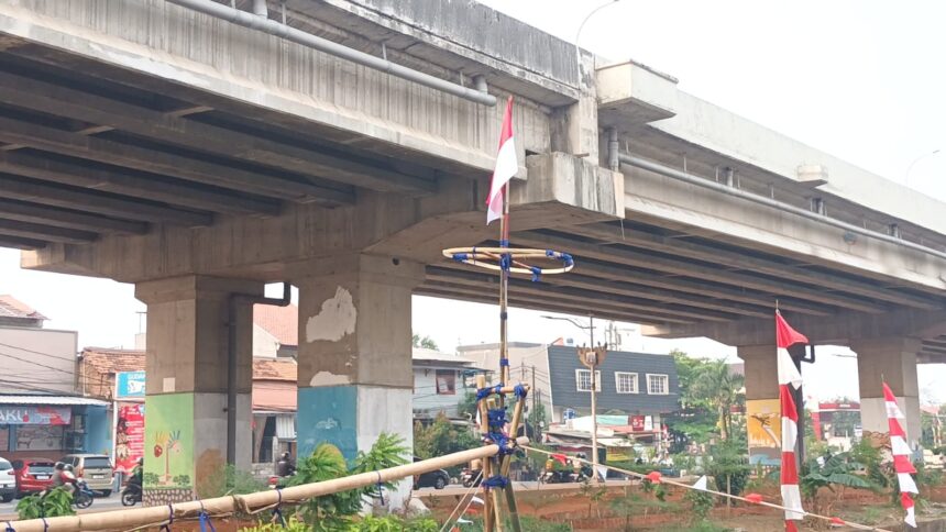 Lomba jalan pinang bertajuk Zetem Games digelar warga RW 02, Kelurahan Cipinang Melayu, Kecamatan Makasar, Jakarta Timur, di aliran Kalimalang, pada Sabtu (17/8/2024). Foto: Ist