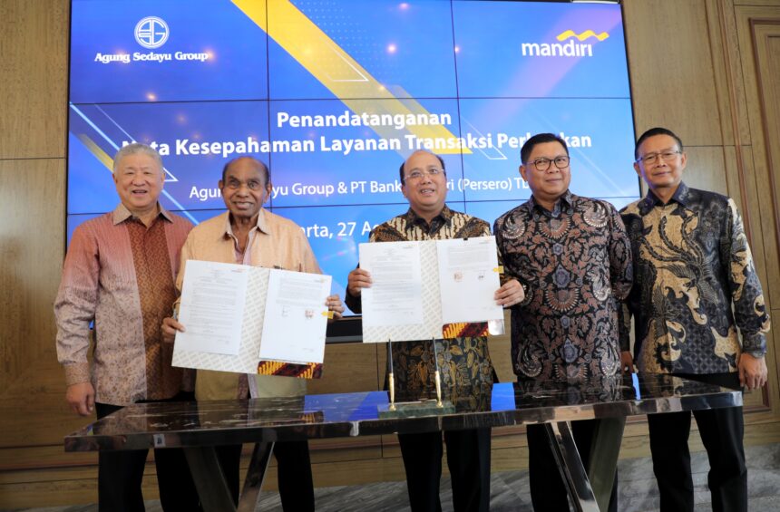 Penandatanganan Nota Kesepahaman (MoU) oleh Direktur Bank Mandiri Riduan dengan Direktur Agung Sedayu Group di Jakarta yaitu Freddy Numberi selaku Direktur Agung Sedayu Group, Selasa (27/8/2024), yang disaksikan oleh Chairman Agung Sedayu Group Sugianto Kusuma dan Direktur Utama Bank Mandiri Darmawan JunaidiJunaidi. Foto: Dok Bank Mandiri