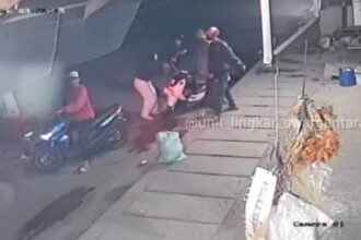 Terekam kamera CCTV, komplotan begal beraksi gasak motor korban di Jalan Raya Cacing, Cakung, Jakarta Timur, pada Selasa (13/8/2024) sekitar pukul 03.25 WIB. Foto: Tangkapan kamera