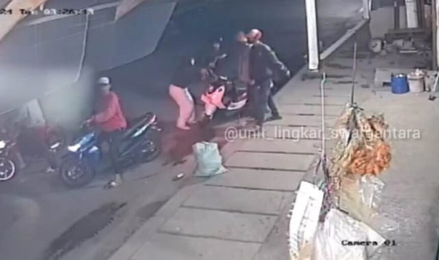 Terekam kamera CCTV, komplotan begal beraksi gasak motor korban di Jalan Raya Cacing, Cakung, Jakarta Timur, pada Selasa (13/8/2024) sekitar pukul 03.25 WIB. Foto: Tangkapan kamera