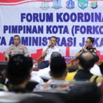 Wali Kota Administrasi Jakarta Timur, M. Anwar, Kapolres Metro Jakarta Timur, Kombes Pol Nicolas Ary Lilipaly, Dandim 0505 Jakarta Timur, Arm Suyikno, dan Kepala Kejaksaan Tinggi Jakarta Timur, Imran bersama Forum Koordinasi Pimpinan Kota (Forkopimko) bahas antisipasi dan penanganan tawuran pada diskusi bertema, 'Antisipasi dan Penanganan Tawuran di Wilayah Jakarta Timur’ di Ruang Pola, Lantai 2, Blok A, Kantor Walikota Jakarta Timur, Rabu (7/8/2024). Foto: Ist