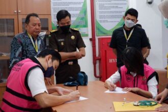 Perwakilan PT RBT yang juga suami dari artis ternama Sandra Dewi, Harvey Moeis (kiri) dalam pelimpahan tahap dua di Kejaksaan Negeri Jakarta Selatan, 22 Juli 2024 lalu. Foto: Dok Pidsus Kejaksaan Agung RI