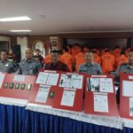 Kepala Kantor Imigrasi Kelas I TPI Jakarta Utara (Jakut), Qriz Pratama (dua dari kiri) mendampingi Kepala Kantor Wilayah Kementerian Hukum dan HAM (Kakanwil Kemenkumham) DKI Jakarta, R. Andika Dwi Prasetya (tengah) dan jajaran membeberkan barang bukti dokumen keimigrasian dilanggar 16 Warga Nigeria di Kantor Imigrasi Kelas I TPI Jakut, Selasa (13/8/2024). Foto: Joesvicar Iqbal/ipol.id