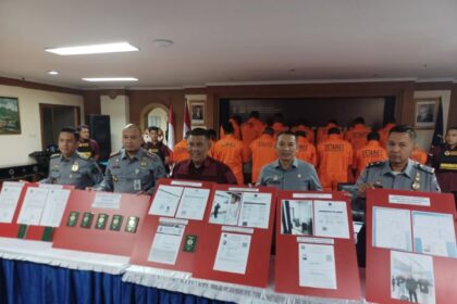 Kepala Kantor Imigrasi Kelas I TPI Jakarta Utara (Jakut), Qriz Pratama (dua dari kiri) mendampingi Kepala Kantor Wilayah Kementerian Hukum dan HAM (Kakanwil Kemenkumham) DKI Jakarta, R. Andika Dwi Prasetya (tengah) dan jajaran membeberkan barang bukti dokumen keimigrasian dilanggar 16 Warga Nigeria di Kantor Imigrasi Kelas I TPI Jakut, Selasa (13/8/2024). Foto: Joesvicar Iqbal/ipol.id