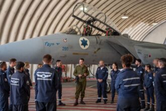 alah satu jet tempur milik angkatan udara IDF. Israel melakukan serangan terhadap sekolah dan masjid sehingga menewaskan 100 orang warga Palestina di pengungsian. Foto: IDF