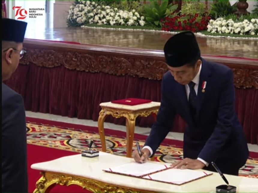 Presiden Joko Widodo (Jokowi) saat mengambil sumpah jabatan sejumlah menteri dan wakil menteri di Istana Negara, Jakarta. Foto: Biro Pers, Media dan Informasi Setpres