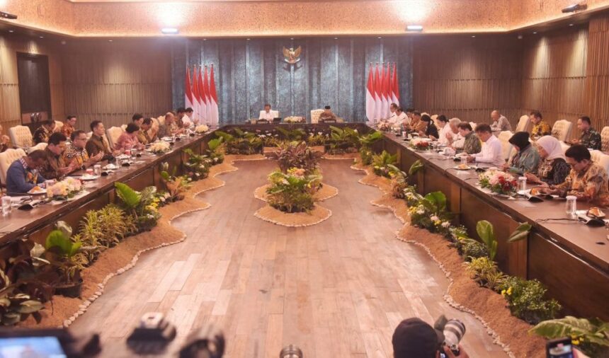 Presiden Jokowi dan Wakil Presiden Ma’ruf Amin memimpin Sidang Kabinet Paripurna (SKP) di Istana Garuda, Ibu Kota Nusantara, Kalimantan Timur, Senin (12/8/2024). Foto: Humas Setkab