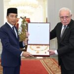 Presiden Joko Widodo menerima penghargaan tertinggi dari Pemerintah Palestina, "Grand Collar Order of the State of Palestine", yang diserahkan oleh Utusan Khusus Presiden Palestina, Riyad Al Maliki, di Istana Merdeka, Jakarta, Senin, 19 Agustus 2024. Foto: BPMI Setpres/