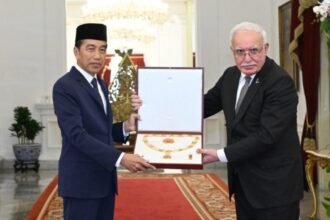 Presiden Joko Widodo menerima penghargaan tertinggi dari Pemerintah Palestina, "Grand Collar Order of the State of Palestine", yang diserahkan oleh Utusan Khusus Presiden Palestina, Riyad Al Maliki, di Istana Merdeka, Jakarta, Senin, 19 Agustus 2024. Foto: BPMI Setpres/