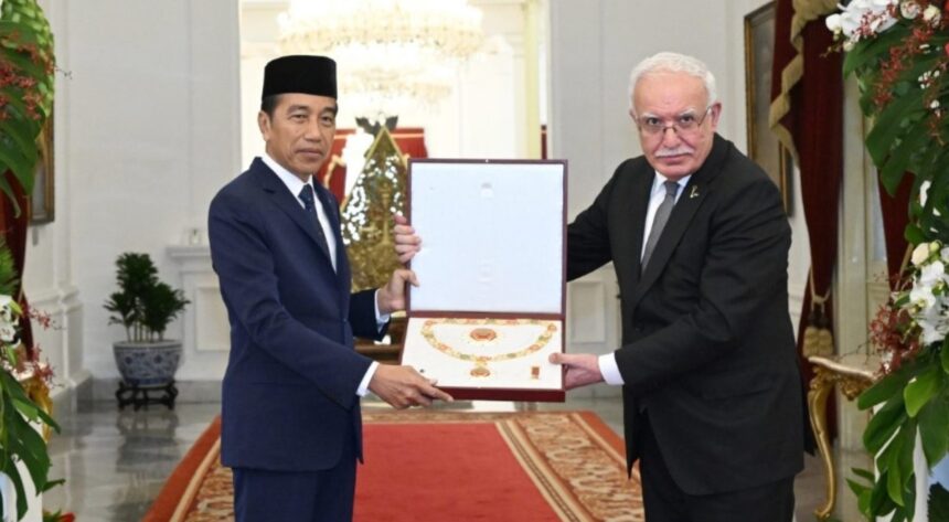 Presiden Joko Widodo menerima penghargaan tertinggi dari Pemerintah Palestina, "Grand Collar Order of the State of Palestine", yang diserahkan oleh Utusan Khusus Presiden Palestina, Riyad Al Maliki, di Istana Merdeka, Jakarta, Senin, 19 Agustus 2024. Foto: BPMI Setpres/