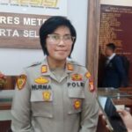 Kasubag Humas Polres Metro Jakarta Selatan, AKP Nurma Dewi memberikan keterangan terkait pemanggilan suami artis cantik BCL untuk dimintai keterangan di Mapolres, pada Senin (5/8/2024). Foto: Joesvicar Iqbal/ipol.id