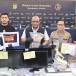 Polisi menunjukkan barang bukti terkait kasus judi online. Foto: Polda Metro Jaya